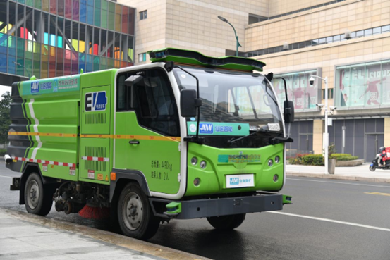 A smart autonomous sanitation truck works on a road in Suzhou HSR New Town in Suzhou, east China's Jiangsu Province, March 21, 2021. (Photo by Lin Hai/People's Daily Online)