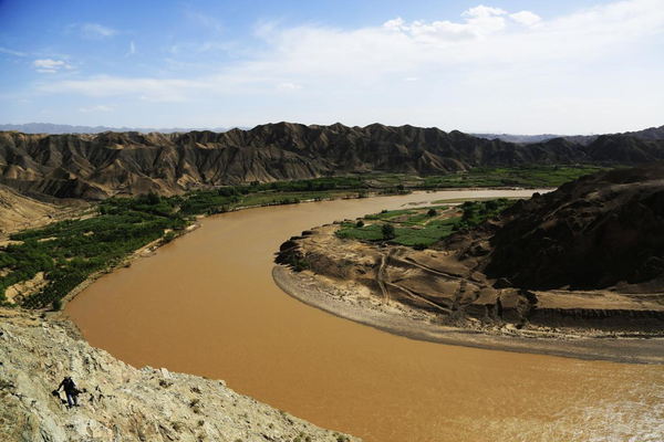 Photo taken on June 28, 2022 shows a section of the Yellow River in Damiao village, Xinglong township, Jingyuan county, northwest China's Gansu province. (Photo by Chen Li/People's Daily Online)