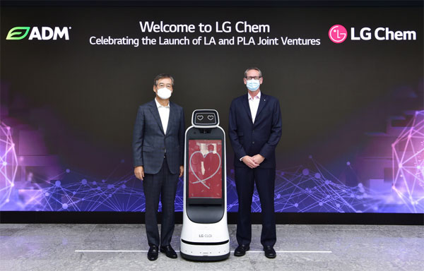 Vice Chairman Shin Hak-cheol of LG Chem (left) and a senior vice president of ADM are taking a commemorative photo after signing a contract to establish a joint venture on Aug. 16.