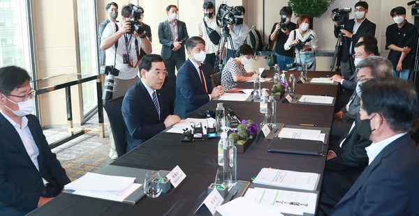 Minister Lee Chang-yang of Trade, Industry and Energy (second from left) speaks at a meeting with the CEOs of Korea’s top three shipbuilders at the Four Seasons Seoul on Aug. 19.