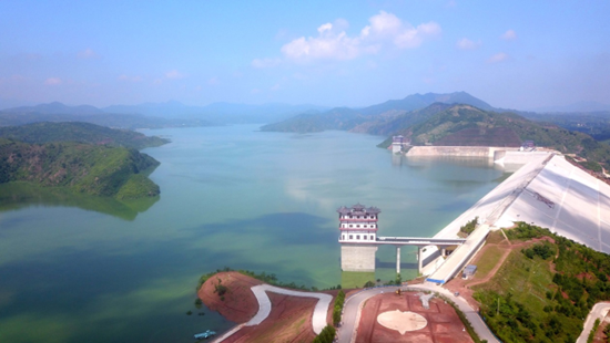 Photo shows the Qianping Reservoir in Ruyang county, Luoyang, central China's Henan province. The reservoir, as one of the 172 major water conservancy projects in China, has a storage capacity of 584 million cubic meters. (Photo by Kang Hongjun/People's Daily Online)