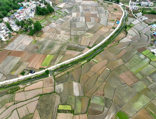 Photo taken in May 2022 shows a irrigation cannel running through the farmland in Sanxigou village, Jundian township, Fangxian county, Shiyan, central China's Hubei province. The cannel is connected to a local reservoir. In the recent years, the county has built a modern water network with water diversion, cannel expansion and water storage projects.(Photo by Zhang Qilong/People's Daily Online) 
