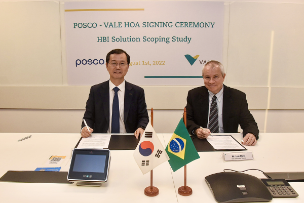 Lee Ju-tae, head of Purchasing and Investment Division of POSCO (left), and Luiz Meriz, Global Director for Sales of Iron Ore and Coal from Vale, sign a joint research agreement to promote low-carbon HBI production at the Vale headquarters in Rio de Janeiro, Brazil on Aug. 1.