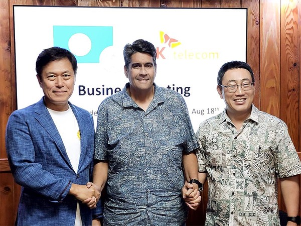 SKT Vice Chairman Park Jung-ho (left) and CEO Ryu Young-sang (right) shake hands with Surangel S. Whipps. Jr., the President of the Republic of Palau, on Aug. 20.