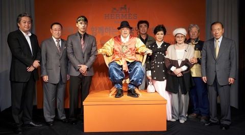 Actor Kim Hee-ra with the leaders of the movie world and various otehr segment of Korean society on Oct. 11, 2007.