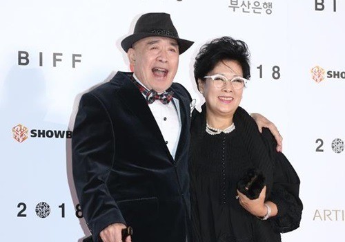 Actor Kim Hee-ra (left) with his spouse, Mme. Kim.