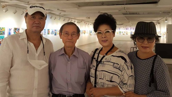 Publisher-Chairman Lee Kyung-sik of The Korea Post media (second from left) poses with Mrs. Kim Hee-ra, spouse of Korea’s famous actor, Kim Hee-ra. At left is Vice Chairman Ha Eui-chul of The Korea Post and at right is Artist Nam Ki-hee.