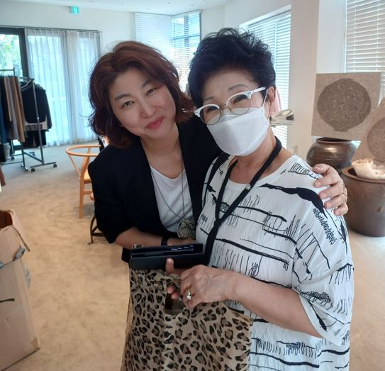 Mrs. Kim Hee-ra (right) poses with Wall Gallery Director-Curator Kim Eun-jung.