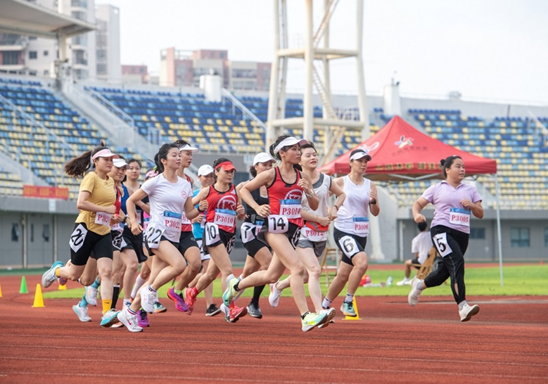 An event of the Public Athletic Fitness Qualification Competition organized by the Chinese Athletic Association is held in a stadium in Wuzhou, south China's Guangxi Zhuang autonomous region, July 2022. The event attracted nearly 300 track & field enthusiasts ranging from 14 years old to 53. Photo shows the women's 3,000-meter race of the event. (Photo by He Huawen/People's Daily Online)