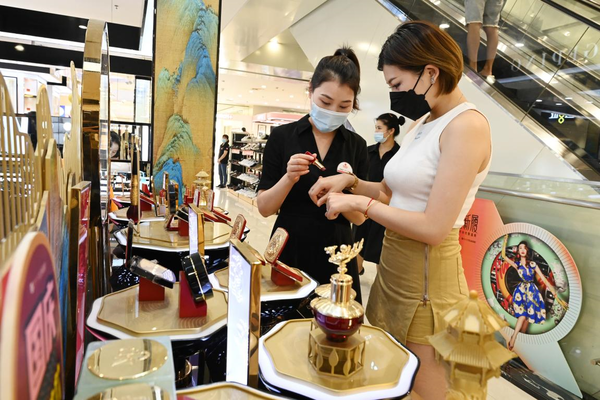A woman buys beauty products inspired by cultural relics collected in the Palace Museum in a mall in Shapingba district, southwest China's Chongqing municipality, Oct. 4, 2021. (Photo by Sun Kaifang/People's Daily Online)