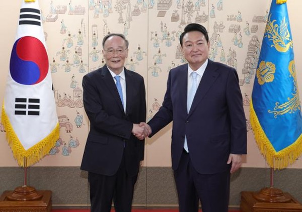 President Yoon Suk-yeol (right) poses with Vice President Wáng Qíshān of China in front of the Office of the President of the Republic of Korea in Yongsan, Seoul.