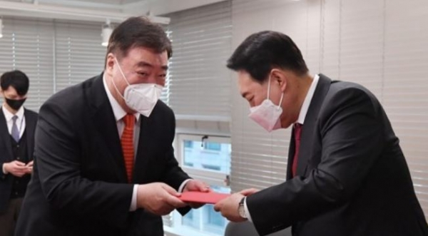 The then President-elect Yoon Suk-yeol (right) receives from Ambassador Xing Haiming of China in Seoul a congratulatory message from President Xi Jinping at the office of the People Power Party on the election of Yoon as Korea’s new President.