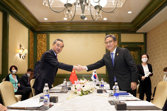 Foreign Minister Park Jin (right) shakes hands with Chinese State Councilor and Foreign Minister Wáng Yi of China in Bali, Indonesia.