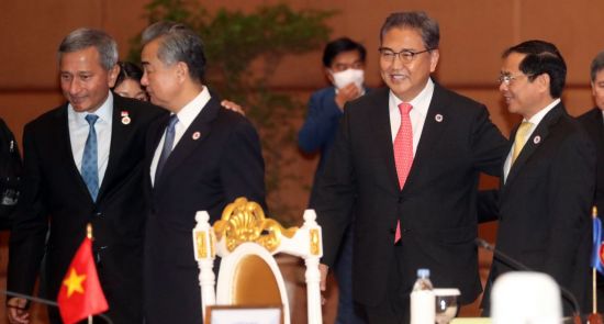 Foreign Minister Park Jin (right, foreground) poses with the foreign ministers of other countries during a meeting at the Sokha Hotel in Phnom Penh, Cambodia.