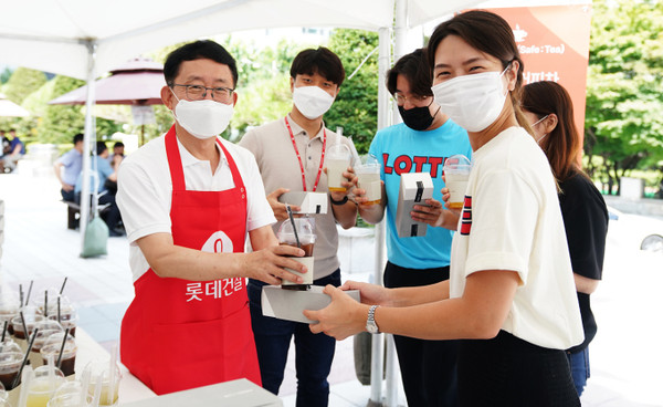 CEO Ha Suk-joo of Lotte E&C (left) is encouraging employees by delivering coffee and snacks at the headquarters located in Jamwon-dong, Seoul on Aug.  23.