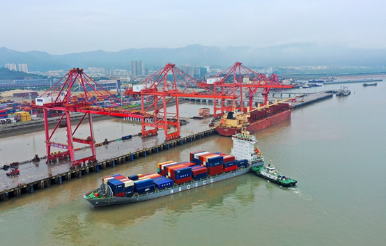 The first direct shipping route between Damaiyu port, Yuhuan, east China's Zhejiang province and a Regional Comprehensive Economic Partnership economy is launched, June 6, 2022. Photo shows the ship Xinmingzhou 18, loaded with 80 containers of sewing machines, sprayers, toys, plastics and fitness equipment, leaving Damaiyu port for Vietnam. (Photo by Duan Junli/People's Daily Online)