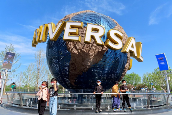 Visitors pose for pictures at the Universal Beijing Resort, April 22, 2022. (Photo by He Luqi/People's Daily Online)