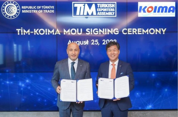 KOIMA Chairman Kim Byung-kwan (right) poses with Ali Emiroglu, chairman of the Miners Association of Turkiye, after concluding an MOU in Istanbul, Turkiye, on Aug. 26.