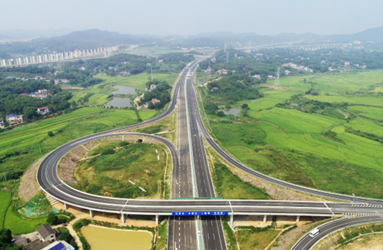 The expansion project of G5517, the expressway linking Changsha and Yiyang in central China's Hunan province, is put into use, Aug. 31, 2020. It is the first smart expressway in China that is open to test vehicles of 5G-enabled autopilot. (Photo by Li Jian/People's Daily Online)