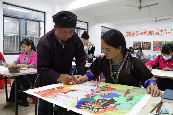 Painter Miao Jialin instructs his students to paint farmer paintings in a cultural club of Rongshui Miao autonomous county, Liuzhou, south China's Guangxi Zhuang autonomous region, May 2022. (Photo by Liao Ziyuan/People's Daily Online)