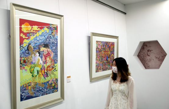 A woman visit the China (Nanjing) Biennale Exhibition of Outstanding Peasant Painting Works, August, 2022. (Photo by Wang Jiankang/People's Daily Online)