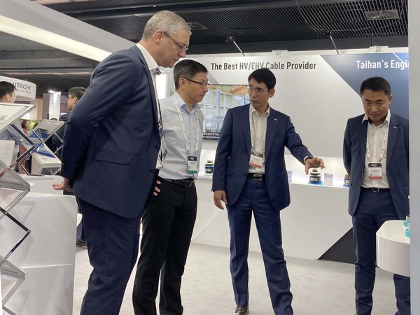 CEO Na Hyung-kyun of Taihan (second from right) explains his company products to customers at the CIGRE 2022, the most prestigious international event in the field of electricity, in Paris on Aug. 28.