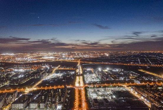 Photo taken on Aug. 30, 2021 shows a night view of the Lingang new area of the China (Shanghai) Pilot Free Trade Zone in east China's Shanghai. (Photo by Liu Guoxing/People's Daily Online)