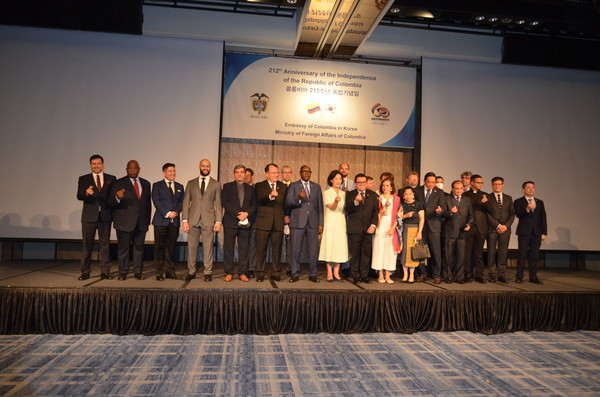 Ambassador Juan Carlos Caiza Rosero of Colombia and Deputy Minister Hyoeun Jenny Kim of Foreign Affairs of Korea (8th and 9th from right, front row) pose with other ambassadors and important guests.makes a warm congratulatory speech on behalf of the Korean government