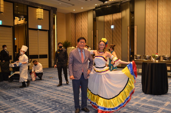 Vice Chairman Song Na-ra (left, foreground) poses with a beautiful traditional dancing lady of Colombia at the reception. The dancer attracted a lot of attention from the guests for the extremely beautiful traditional costume of her country as well as her dancing performance.