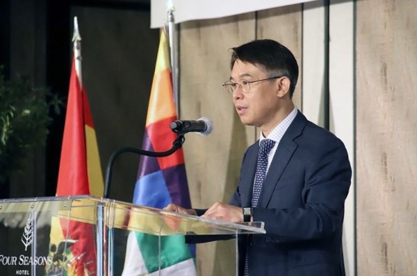 Choi Jong-uk, general director for Latin America and the Caribbean Affairs of the Ministry of Foreign Affairs of the Republic of Korea, gives  a congratulatory speech at a reception to celebrate the 197th anniversary of the National Independence Day of Bolivia, which was held at the Four Seasons Hotel in Seoul on Aug. 5, 2022.
