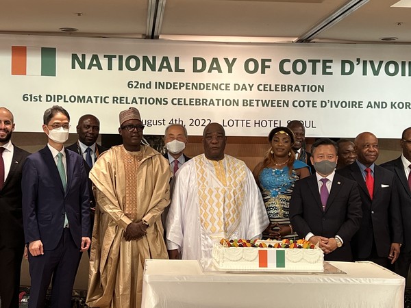 Ambassador Biti of Cote d’Ivoire in Seoul and Deputy Minister Choe Hyoung-chan of the Ministry Foreign Affairs for Planning and Coordination (6th and 2nd from left, respectively) poses with other important guests from Korean society and the international community, including many ambassadors.