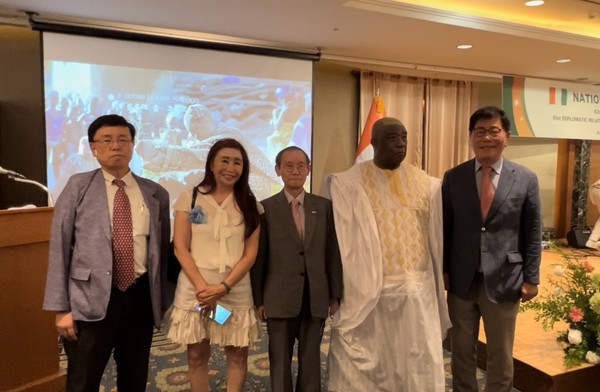 Ambasssador Ambassador Biti of Cote d’Ivoire (fourth from left) poses with Publisher-Chairman Lee Kyung-sik of The Korea Post (third from left), Vice Chairman Song Na-ra (far right), Managing Editor Kevin Lee (far left) and Korean-language Editor Lind Youn (second from left).