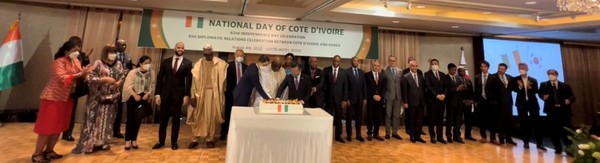 Ambassador Biti of Cote d’Ivoire and Deputy Minister Choe Hyoung-chan of the Ministry Foreign Affairs (behind cake) cut the celebration cake with other dignitaries attending the reception.