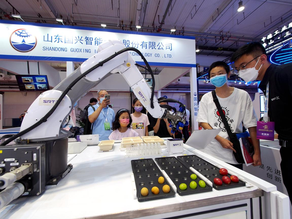 A robot showcases its ability to sort fruits and vegetables at the 2022 World Robot Conference, Aug. 18, 2022. (Photo by Du Jianpo/People's Daily Online)
