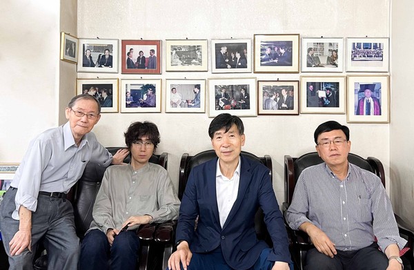 Newly appointed Vice Chairman and Senior Editorial Writer Gunsik Lee of The Korea Post media (third from left) poses with Publisher-Chairman Lee Kyung-sik (left), Managing Editor Kevin Lee (right) and Deputy Editor Yeu Min-yul