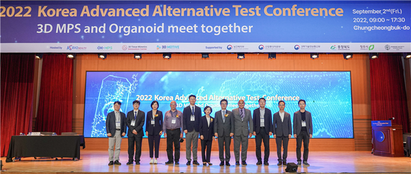 차상훈 이사장(오른쪽에서 다섯 번째)이 ‘2022 Korea Advanced Alternative Test Conference’ 기념촬영을 하고 있는 모습