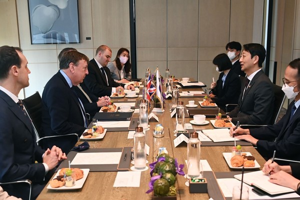 Trade Minister Ahn Duk-geun (second from right) holds a meeting with John Whittingdale, the UK prime minister's trade envoy to Korea, on Sept. 1 at the Four Seasons Hotel in Seoul.
