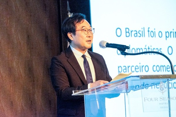 Vice Minister of Foreign Affairs Lee Do-hoon of Korea makes a congratulatory speech at a gala reception held at the Four Seasons Hotel in Seoul on Sept. 1 on the occasion of the 200th anniversary of Independence of Brazil.