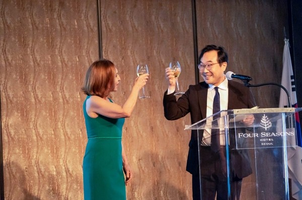 Ambassador Marcia Donner Abreu of Brazil in Seoul (left) and Vice Minister of Foreign Affairs Lee Do-hoon of Korea make a toast at a gala reception held at the Four Seasons Hotel in Seoul on Sept. 1, celebrating the 200th anniversary of Independence of Brazil.