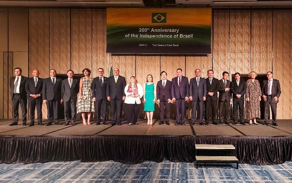 Ambassador Marcia Donner Abreu of Brazil in Seoul (9th from left) poses with ambassadors and other distinguished guests attending a gala reception she hosted at the Four Seasons Hotel in Seoul on Sept. 1 in celebration of a very auspicious day of Brazil, commemoration of the 200th anniversary of Independence of Brazil.