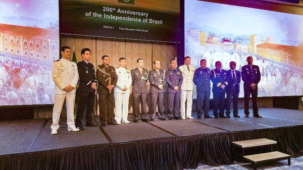 Defense and military attaches of many foreign embassies in Seoul take a commemorative photo at the ceremony to mark the 200th anniversary of the independence of Brazil, which was held at the Four Seasons Hotel in Seoul on Sept. 1.