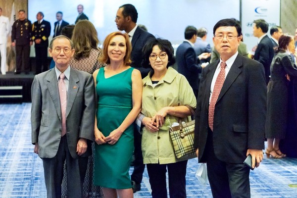 Ambassador Marcia Donner Abreu of Brazil in Seoul (second from left) poses with the editorial team of The Korea Post media, namely Publisher-Chairman Lee Kyung-sik and Managing Editor Kevin Lee (left and right, respectively). At the second from right is Editorial Writer Park Gil-yeb of The Korea Post.