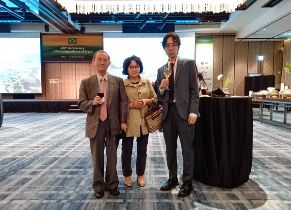 Photo shows, from left, Publisher-Chairman Lee kyung-sik of The Korea Post, Editorial Writer Park Gil-yeb and Feature Editor Yeu Min-yul.