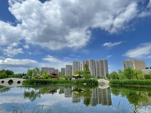 Photo taken on May 14, 2022 shows a picturesque view in a park in Beijing. (Photo by Hu Qingming/People's Daily)