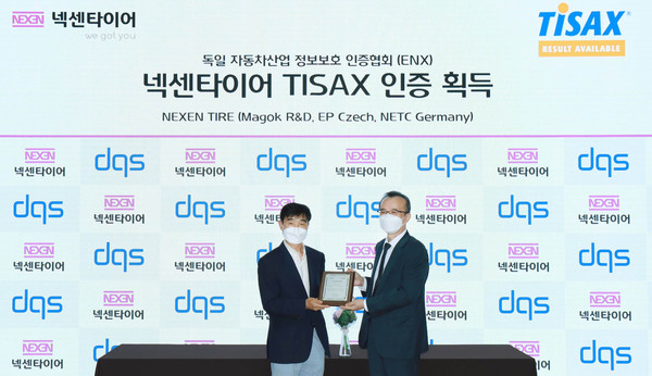 지난 5일, 서울시 마곡 소재 넥센중앙연구소에서 넥센타이어 유형근 ICT BS(Business Sector)장(왼쪽)과 TISAX 평가기관 DQS코리아 김형대 대표가 참석한 가운데 TISAX 인증 수여식을 진행하는 장면.