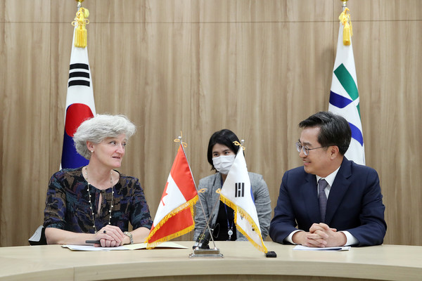 Governor Kim Dong-yeon of Gyeonggi Province (right) shakes hands with Charge d'Affaires a.i. Ms. Tamara Mawhinney of Canada on Sept. 5.