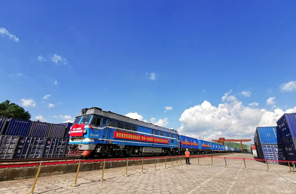 The first sea-rail combined train from Hezhou to Beibu Gulf on China's new western land-sea corridor departs, carrying 50 containers of construction materials, July 2020. (Photo by Nie Zhicheng/People's Daily Online)