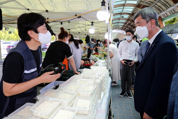 수도권 최대 직거래장터인 경마공원 바로마켓을 찾은 정기환 한국마사회장(오른쪽)