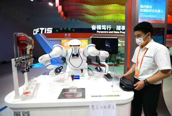 A dual-arm robot is exhibited at the 2022 China International Fair for Trade in Services, Sept. 1, 2022. (Photo by Wang Zhen/People's Daily Online)