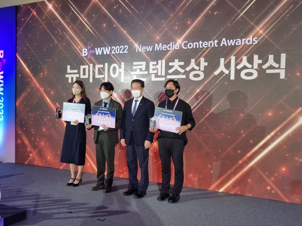 한국콘텐츠진흥원 조현래 원장(왼쪽에서 3번째)이 뉴미디어 콘텐츠상 수상자들과 기념 촬영을 하고 있다.
